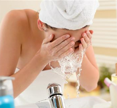 Sự khác biệt giữa gel làm sạch và sữa rửa mặt